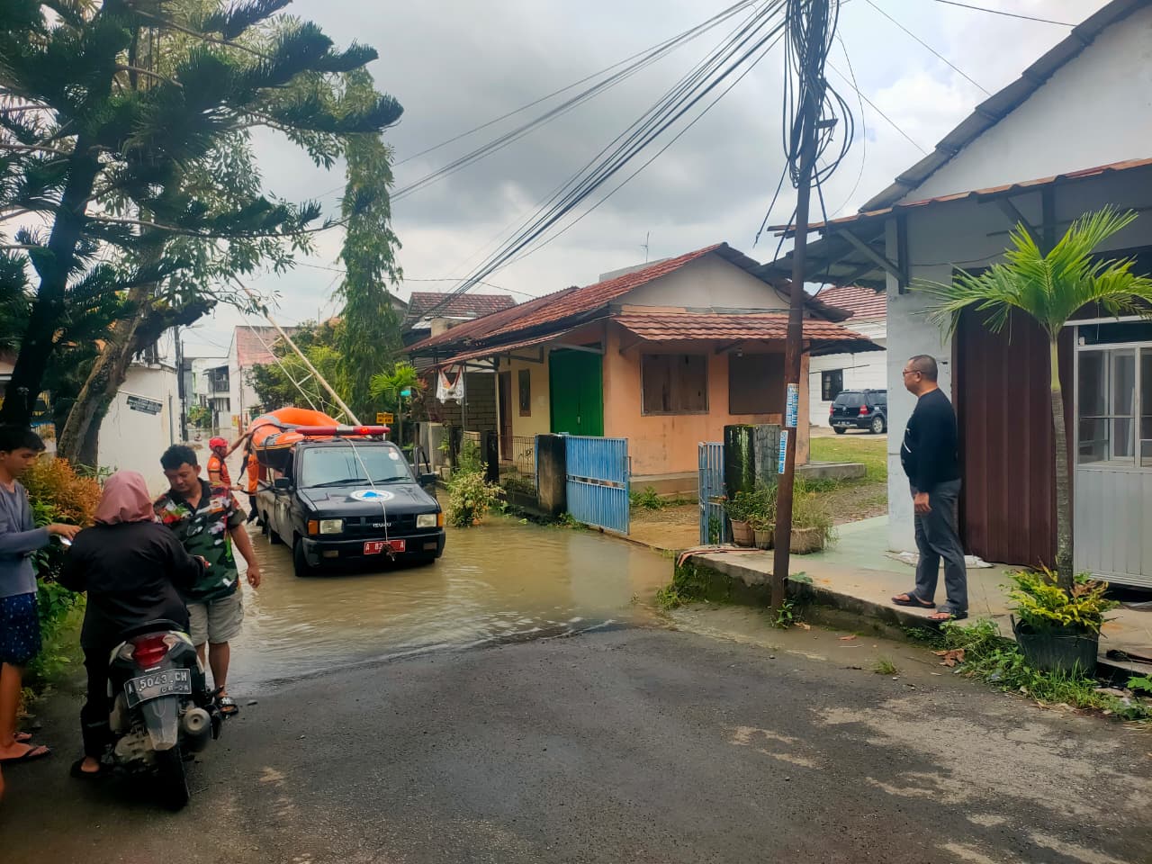 Camat Cipocok Jaya Tinjau Lokasi Banjir di Komplek Grand Sutra Penancangan